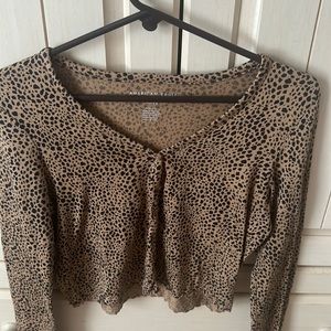 it has no tears and it’s in PERFECT condition!!